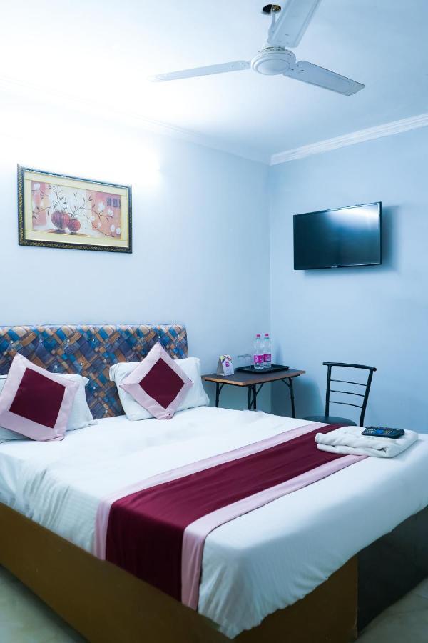 Comodo Satya Niketan Residency New Delhi Exterior photo
